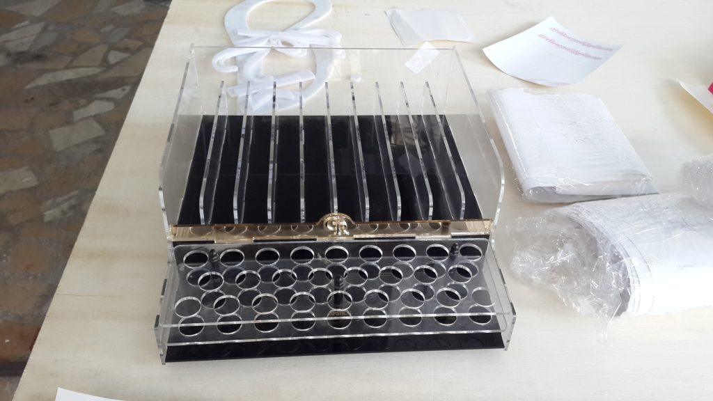 Kozmetik Ürünleri Sergilemek için Pleksi Stand